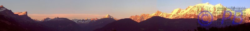 Chaîne du Mont-Blanc au soleil couchant